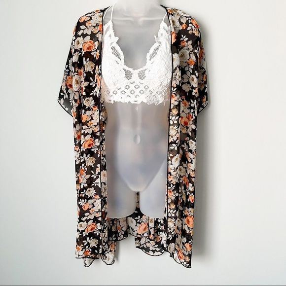 Beautiful Flowy Flower Kimono Throw 🌹 - Picture 2 of 9